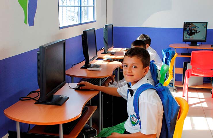 Escuela Digital llega a Petén