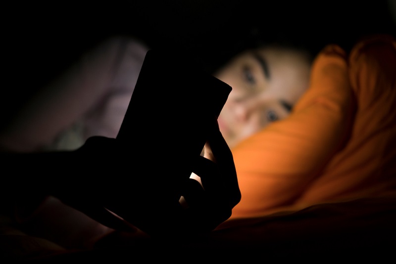 Efectos negativos que te puede causar revisar el celular antes de dormir