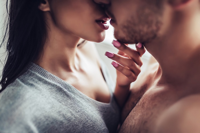 Estos beneficios obtendrás al besar a tu pareja