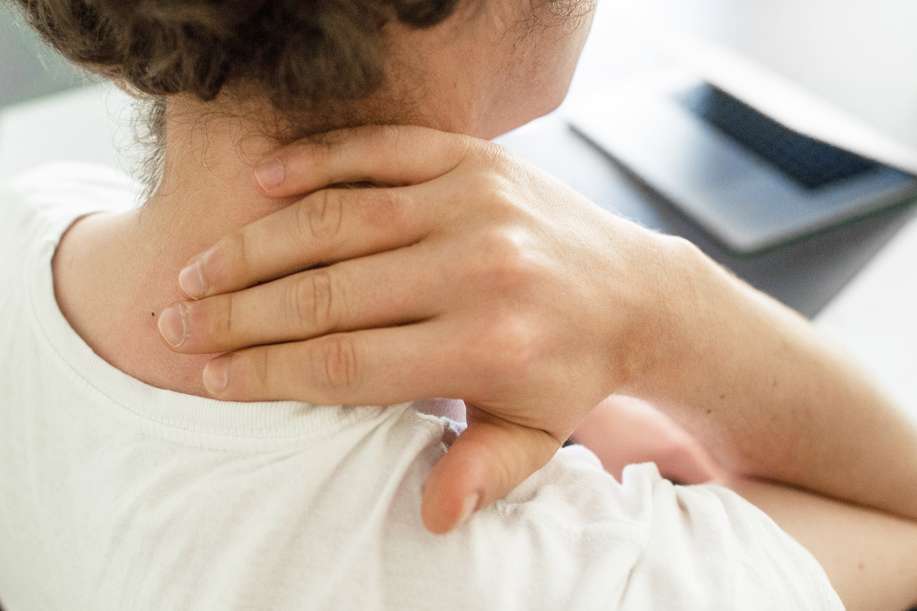 Cómo aliviar los dolores de cuello causados por malas posturas