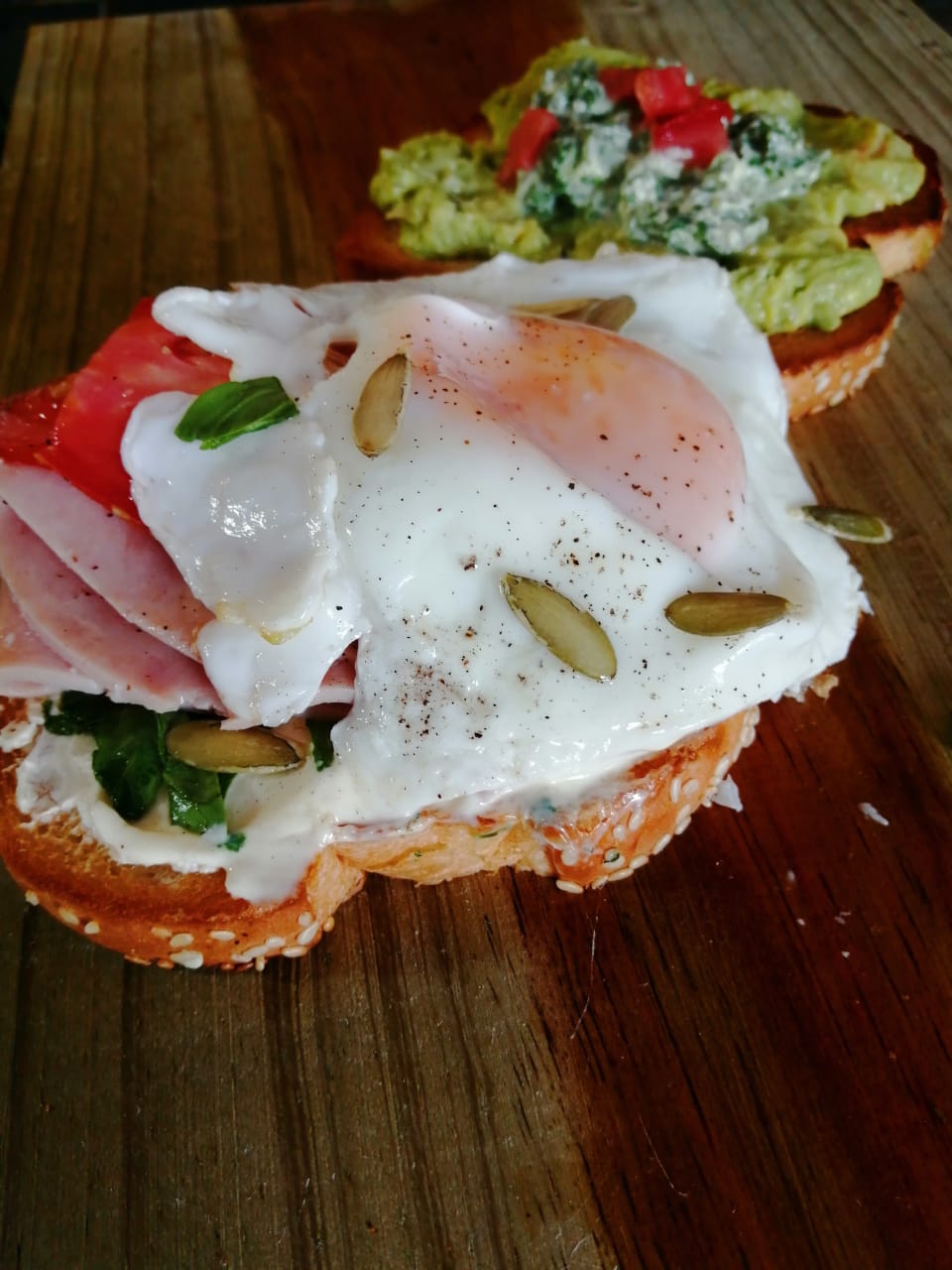 Desayunos saludables: Tostadas con huevo y espinaca