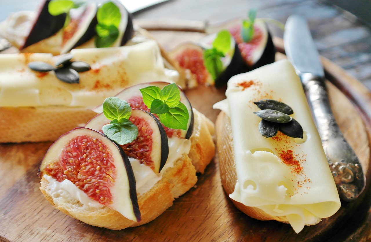 Disfruta de un delicioso sándwich de higo con queso