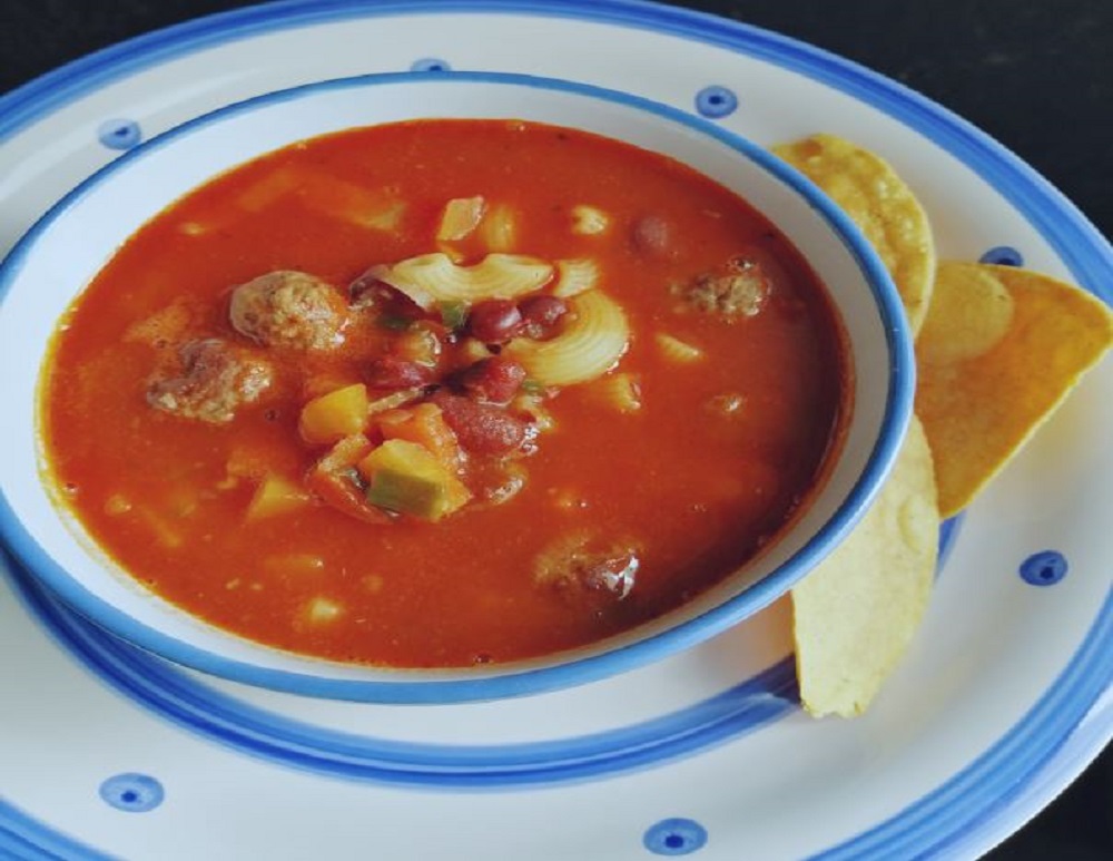 Prepara una deliciosa sopa minestrone con albóndigas
