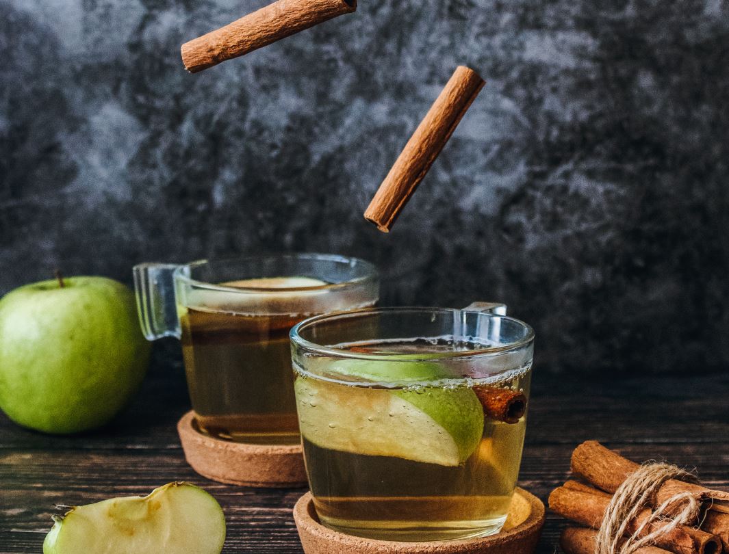 Prepara una deliciosa sidra de manzana con canela y clavo
