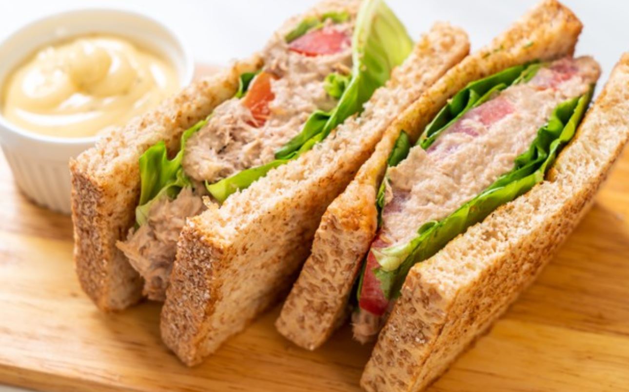 Saludable sándwich de atún con mayonesa