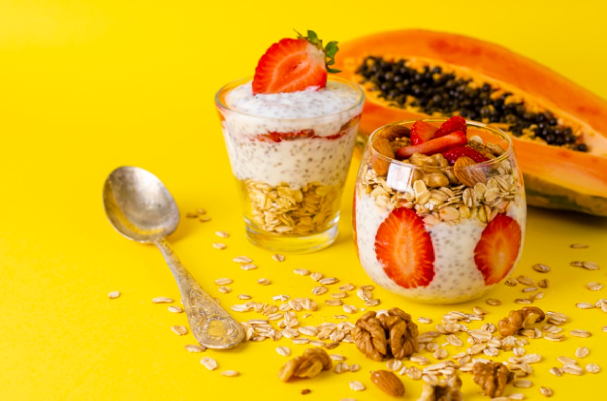Papaya con yogurt, granola y frutos rojos