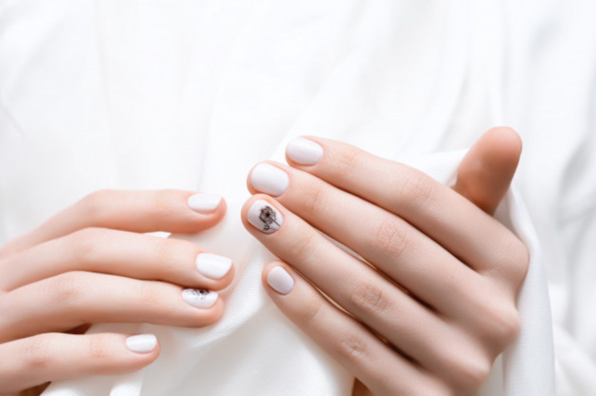 Esmalte blanco, la nueva tendencia en uñas que te hará lucir increíble