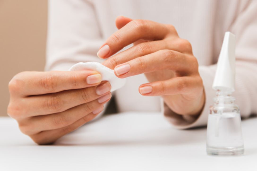 Trucos para remover el esmalte de uñas sin acetona