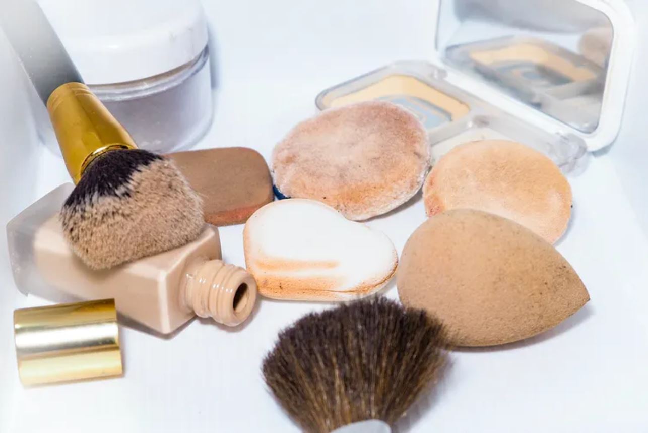 ¿Qué microorganismos se esconden en los productos de cosmética?