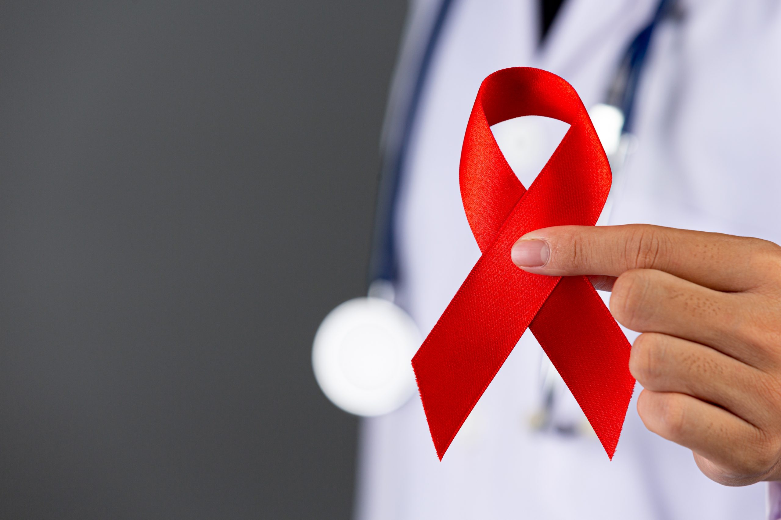 Cuarenta años del SIDA, una pandemia ahora “exacerbada” por otra